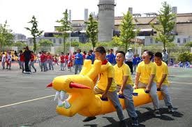 太友好了！女拳手赛前友爱互动＂